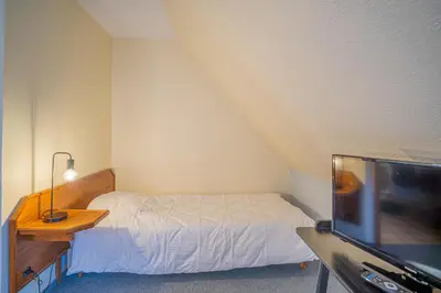 Télévision ou salle de divertissement dans l'établissement Maison de Groupe - Salle de Jeux, Cuisine, salle à manger et Salon ouverts
