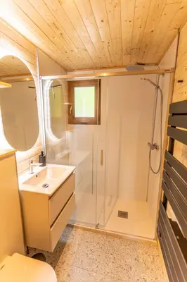 Salle de bains dans l'établissement Chalet à 5 minutes de Gérardmer avec étang