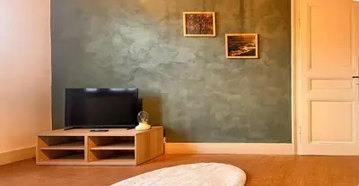 Télévision ou salle de divertissement dans l'établissement La Vallée d Anna