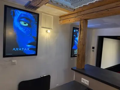 Télévision ou salle de divertissement dans l'établissement Le 7e Art Home