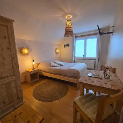 Un ou plusieurs lits dans un hébergement de l'établissement LA MAISON Crêperie-Bar-Hôtel
