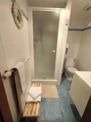 Salle de bains dans l'établissement LA MAISON Crêperie-Bar-Hôtel