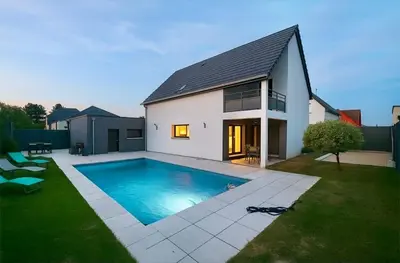 Piscine de l'établissement Maison moderne piscine & pétanque - 10 min colmar ou située à proximité