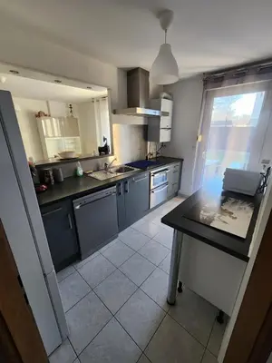 Cuisine ou kitchenette dans l'établissement Appartement rez-de-jardin avec terrasse privative