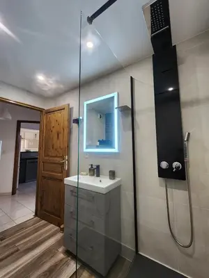 Salle de bains dans l'établissement Appartement rez-de-jardin avec terrasse privative