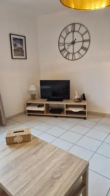 Télévision ou salle de divertissement dans l'établissement La vita è bella