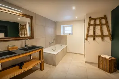 Salle de bains dans l'établissement La Ferme Geromoise - OVO Network