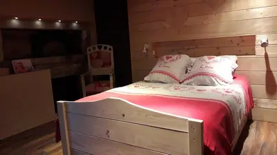 Un ou plusieurs lits dans un hébergement de l'établissement A l'espace détente-Gîte de groupe 9p- sauna & bain nordique-proche la Bresse et Gérardmer