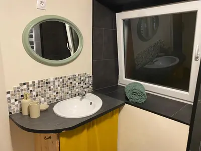 Salle de bains dans l'établissement A l'espace détente-Gîte de groupe 9p- sauna & bain nordique-proche la Bresse et Gérardmer