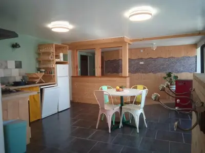 Cuisine ou kitchenette dans l'établissement A l'espace détente-Gîte de groupe 9p- sauna & bain nordique-proche la Bresse et Gérardmer