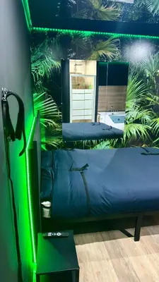 Coin salon dans l'établissement Love Room - Jungle expérience