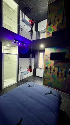 Un ou plusieurs lits dans un hébergement de l'établissement Love Room - fluo expérience