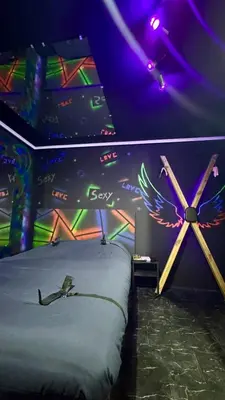 Un ou plusieurs lits dans un hébergement de l'établissement Love Room - fluo expérience