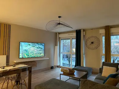 Télévision ou salle de divertissement dans l'établissement Hygge Colmar - Proche centre ville parking gratuit