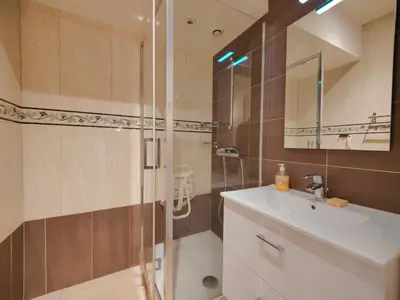 Salle de bains dans l'établissement Les Capucins - Élégance au Cœur de Remiremont