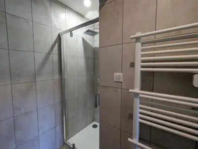 Salle de bains dans l'établissement Chambre familiale, Les Brimbelles