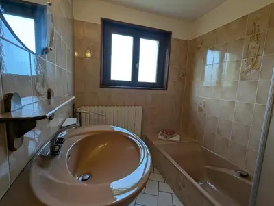 Salle de bains dans l'établissement Chambre d'hôtes à Vecoux