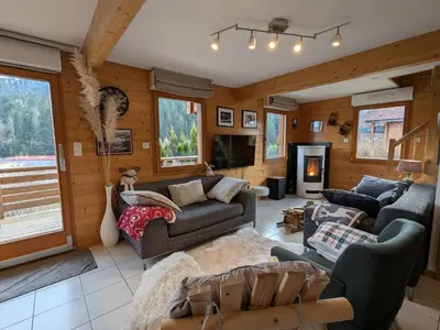 Télévision ou salle de divertissement dans l'établissement Chalet chaleureux à Gérardmer avec spa et sauna - FR-1-589-843