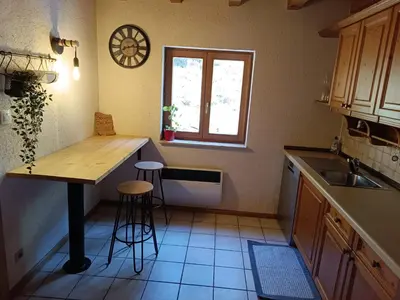 Cuisine ou kitchenette dans l'établissement Maison nature et calme - 3 chambres - Vue montagne