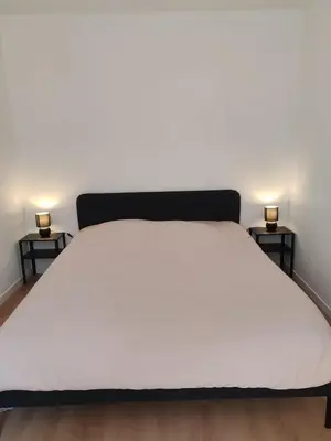 Un ou plusieurs lits dans un hébergement de l'établissement Cosy appartement calme et tout équipé idéal seul ou en couple