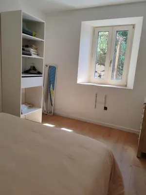 Un ou plusieurs lits dans un hébergement de l'établissement Cosy appartement calme et tout équipé idéal seul ou en couple