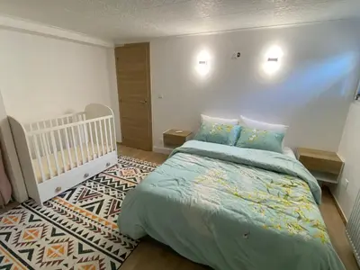 Un ou plusieurs lits dans un hébergement de l'établissement Cozy ground floor apartment