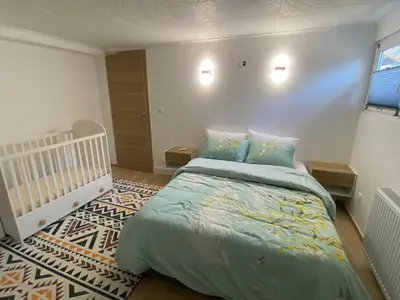 Un ou plusieurs lits dans un hébergement de l'établissement Cozy ground floor apartment
