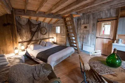 Un ou plusieurs lits dans un hébergement de l'établissement Cabane du Pêcheur - Clairière aux cabanes - Bol d'air