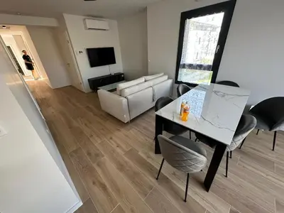 Télévision ou salle de divertissement dans l'établissement L'Écrin Ludovicien - Chambres design & Spa