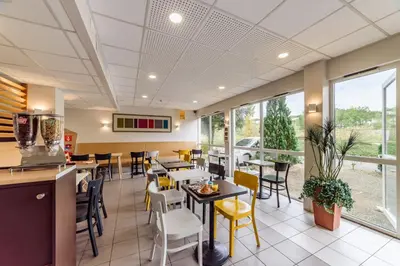 Restaurant ou autre lieu de restauration dans l'établissement B&B HOTEL Belfort