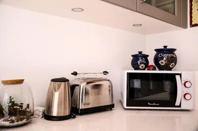 Cuisine ou kitchenette dans l'établissement Le Manoir 6 et 2 pers Piscine et grand jardin