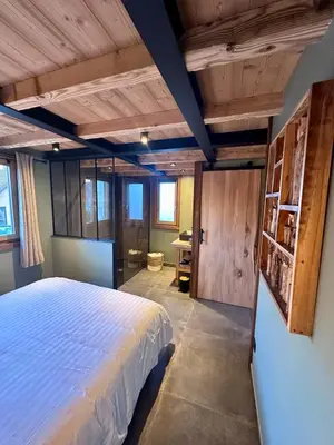 Un ou plusieurs lits dans un hébergement de l'établissement Le Chalet de Lise et son bain nordique