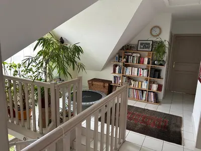 Bibliothèque dans la maison d'hôtes