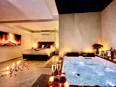 Un ou plusieurs lits dans un hébergement de l'établissement Suite de Luxe Évasion romantique Bien-être absolu