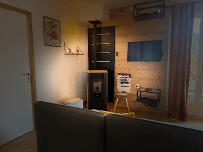 Télévision ou salle de divertissement dans l'établissement Chalet Altitude Evasion, au cœur des Vosges