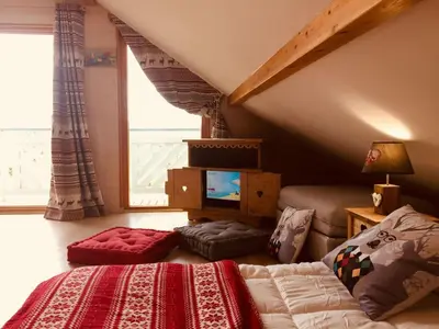 Un ou plusieurs lits dans un hébergement de l'établissement Holiday Home Chalet Le Flocon Bleu mit Blick auf das Wasser by Interhome