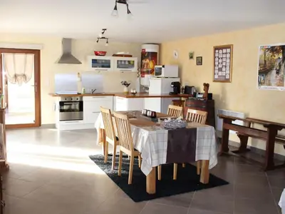 Cuisine ou kitchenette dans l'établissement Holiday Home Ruhiges Ferienhaus mit Garten an der Weinstraße by Interhome