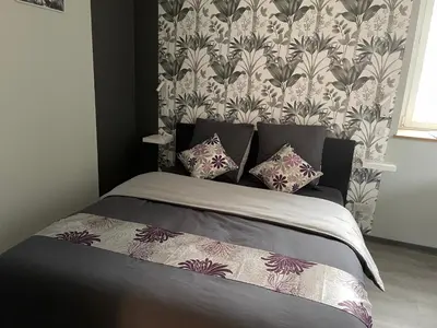Un ou plusieurs lits dans un hébergement de l'établissement Studio 3 étoiles avec grand JACUZZI PRIVÉ