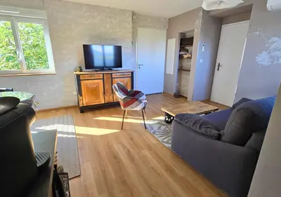 Télévision ou salle de divertissement dans l'établissement Le Petit Bredele