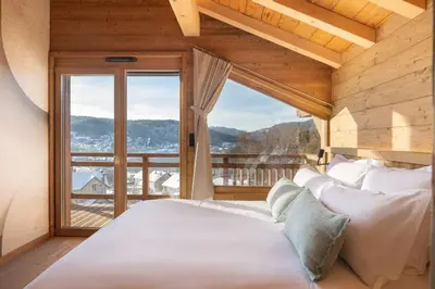 Un ou plusieurs lits dans un hébergement de l'établissement Sorelle Chalet, spa, indoor pool, lake view