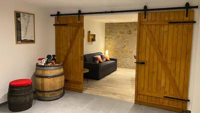 Coin salon dans l'établissement Chez Netty Gite avec sauna à Beblenheim