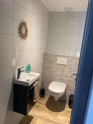 Salle de bains dans l'établissement Chez Netty Gite avec sauna à Beblenheim
