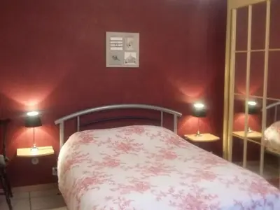 Un ou plusieurs lits dans un hébergement de l'établissement Gîte Confortable pour 4 Pers. avec Piscine et Terrasse - FR-1-744-53