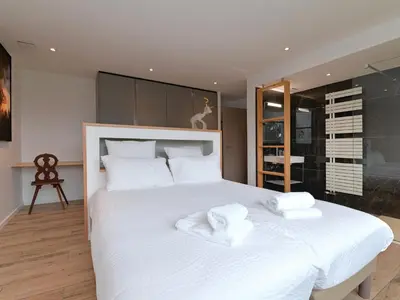 Un ou plusieurs lits dans un hébergement de l'établissement Chalet moderne avec spa, idéal pour 12 personnes - FR-1-744-54