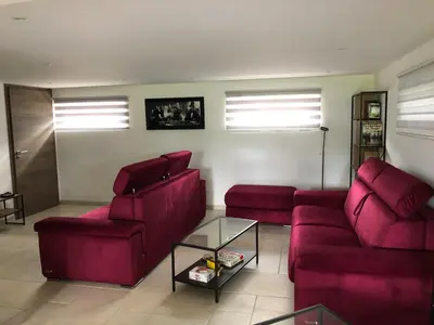 Coin salon dans l'établissement Villa Les Bruyères, Grand jardin clôturé, Sauna