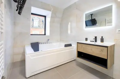 Salle de bains dans l'établissement Romantic getaway with Jacuzzi, Downtown
