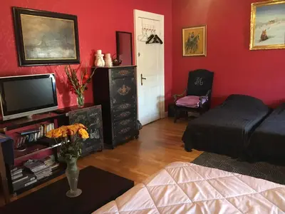 Télévision ou salle de divertissement dans l'établissement Chambres Privatives Chez l'Habitant