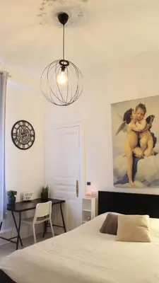 Un ou plusieurs lits dans un hébergement de l'établissement Chambres Privatives Chez l'Habitant