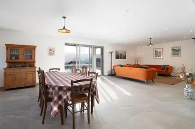 Coin salon dans l'établissement Gîte 10 personnes accès PMR aux normes avec grande piscine