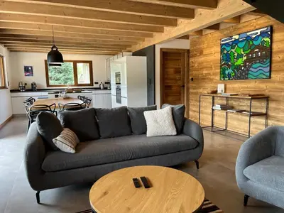 Coin salon dans l'établissement Chalet Les Roitelets 5 étoiles avec jacuzzi sauna
